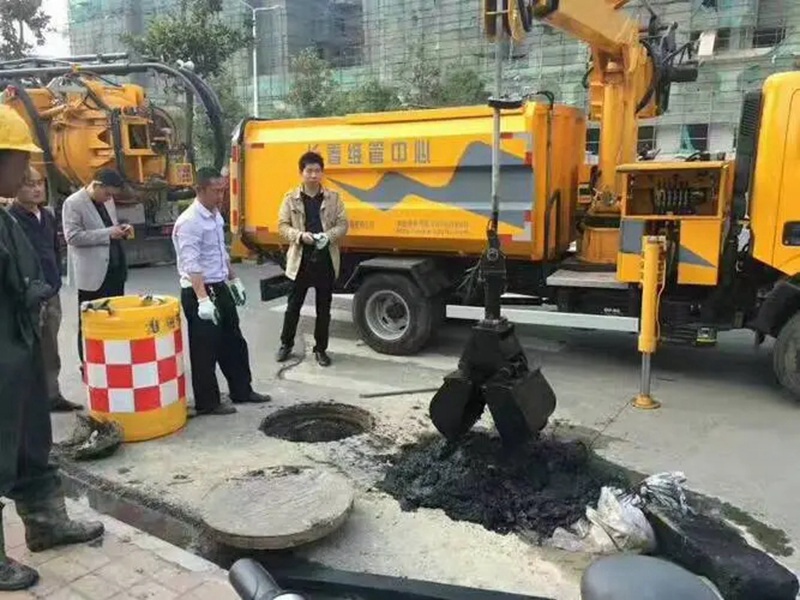 嘉峪关街道：网格员化身“清道夫”，为民解忧疏通“堵心”化粪池
