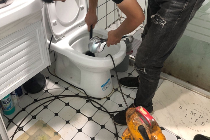 嘉峪关马桶堵塞自己疏通还是找师傅?专业上门服务让你省时更省心